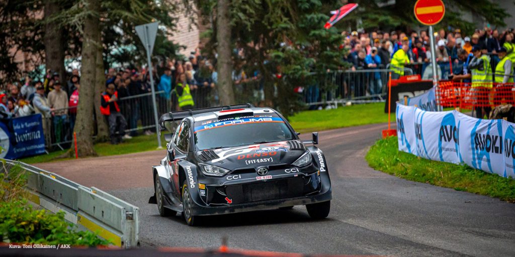 Harjun erikoiskoe on näytösluonteinen kaupunkiralli, jossa suuri yleisö pääsee hetkeksi hipaisemaan todellisen raparallin luonnetta. Jyväskylässä Harjun EK kuuluu ralliin kuin tähti Kompassille, ja se ajetaan tänäkin vuonna kahtena päivänä, torstaina ja perjantaina. Puistomainen miljöö ja kaupunkikeskustan läheisyys antavat Harjulle erityisen luonteen, joka on toden totta helposti lähestyttävä myös niille, joille kuraiset housunlahkeet eivät ole onnistuneen rallin mittari. 