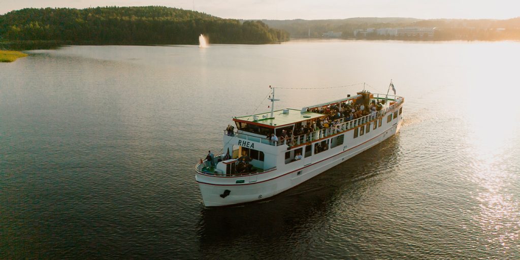 Helikopteri- ja autokyydin lisäksi VIP-tapahtumaan voi lipua lempeästi laineita pitkin laivalla. Tänä vuonna laivakyyti kulkee perjantaina ja lauantaina mennen tullen. Laivoina toimivat Suomen Suvi ja Rhea, jotka ovat viihdyttäneet asiakkaitaan Keski-Suomen vesillä jo vuosikymmeniä.