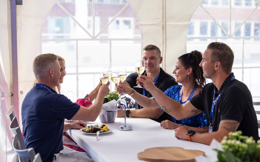 Jos haluat kokea Secto Rally Finlandin ytimen, unohda yleisöalueet. Ainoa oikea tapa on täydellisesti järjestetty ralliviikonloppu Jyväskylässä VIP-vieraana. Tämä ei ole vain lippu paremmalle paikalle, vaan investointi saumattomaan elämykseen. Saat parhaat katselupaikat, ensiluokkaiset palvelut ja toimivat kuljetukset, jolloin tehtäväksesi jää vain nauttia MM-rallin vauhdista.