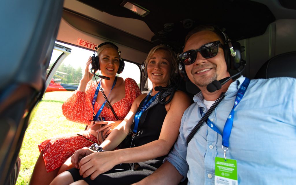 Unohda ruuhkat ja parkkipaikan etsintä. Secto Rally Finlandin VIP-elämys alkaa jo matkasta, ja sen voi kokea kolmella täysin eri tavalla. Yksi näyttävimmistä on helikopterikuljetus ralliin, joka vie sinut ilmojen halki suoraan toiminnan ytimeen. Me Teiskonen VIP:llä olemme hioneet jokaisen vaihtoehdon, jotta voit keskittyä olennaiseen – rallin seuraamiseen ja tunnelmasta nauttimiseen.