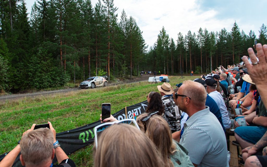 Olemme järjestäneet VIP-tapahtumia Secto Rally Finlandin yhteydessä jo vuosia. Tiedämme kokemuksesta, mikä tekee rallipäivästä täydellisen. Kyse ei ole vain autojen katselusta, vaan kokonaisvaltaisesta elämyksestä, jossa jokainen yksityiskohta on hiottu ja arki jää kauas taakse. Laukaan Metsä VIP on tämän filosofian kirkkain timantti.