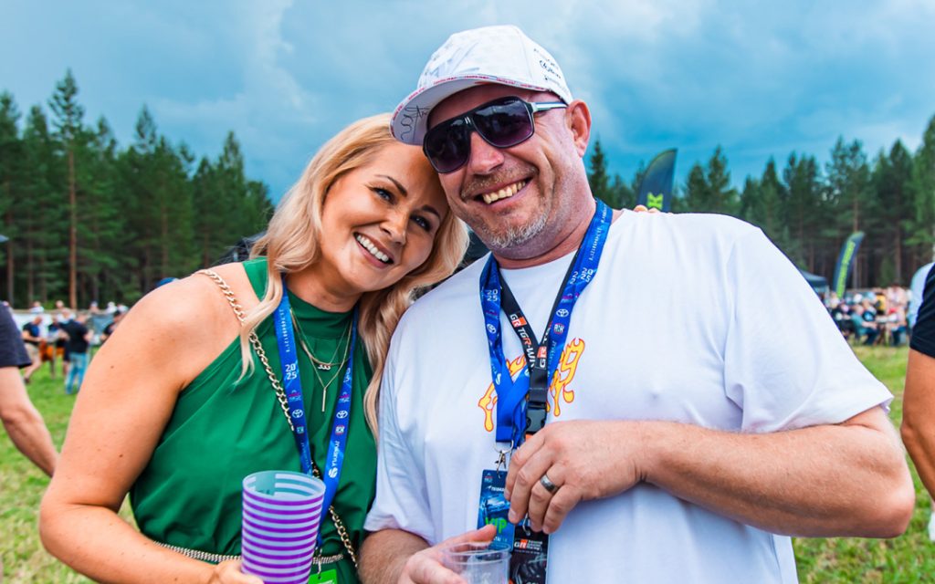 Mitä antaa lahjaksi ihmiselle, jolla tuntuu olevan jo kaikkea? Vastaus on yksinkertainen: elämys. Teiskonen VIP:n rallipaketti Secto Rally Finlandiin on juuri sitä. Se ei ole pelkkä pääsylippu, vaan täydellinen pakopaikka arjesta, joka yhdistää moottoriurheilun raa'an voiman, huippuluokan vieraanvaraisuuden ja ylellisen tunnelman.