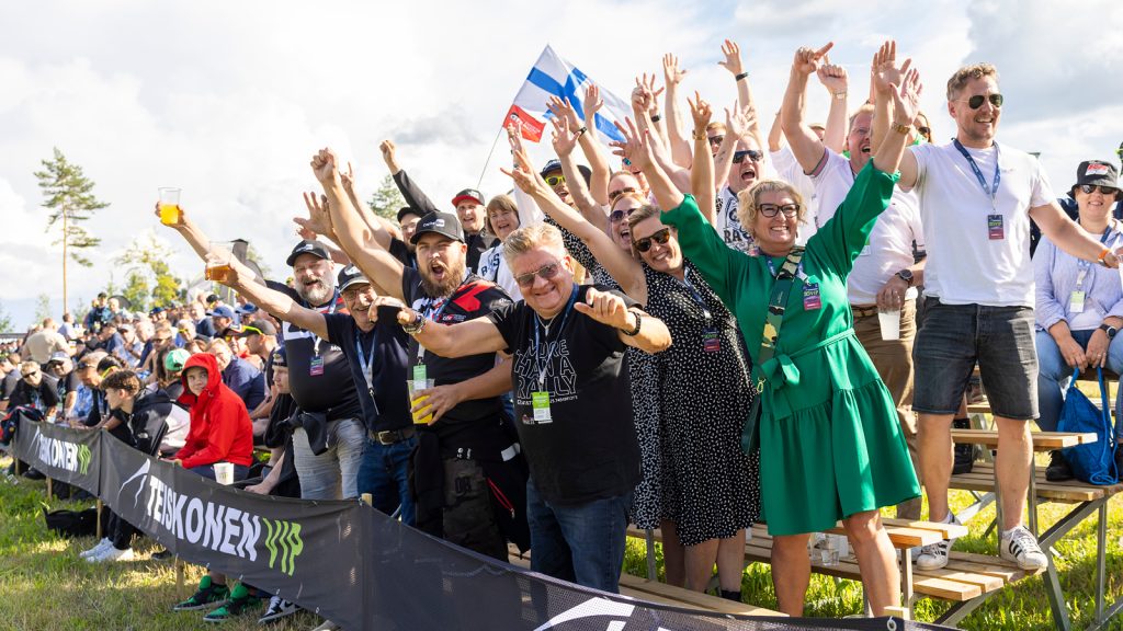 Haluatko kokea Secto Rally Finlandin ytimessä ilman ruuhkia, tungosta ja kompromisseja? Me Teiskosella olemme hioneet vuosien ajan Jyväskylä ralli VIP -elämyksiä, jotka mullistavat tapasi nähdä MM-ralli. Tutustu tarkemmin paketteihimme ja varaa paikkasi Suomen vauhdikkaimpaan kesätapahtumaan. Paikkoja on rajoitetusti, ja suosituimmat paketit myydään loppuun nopeasti.