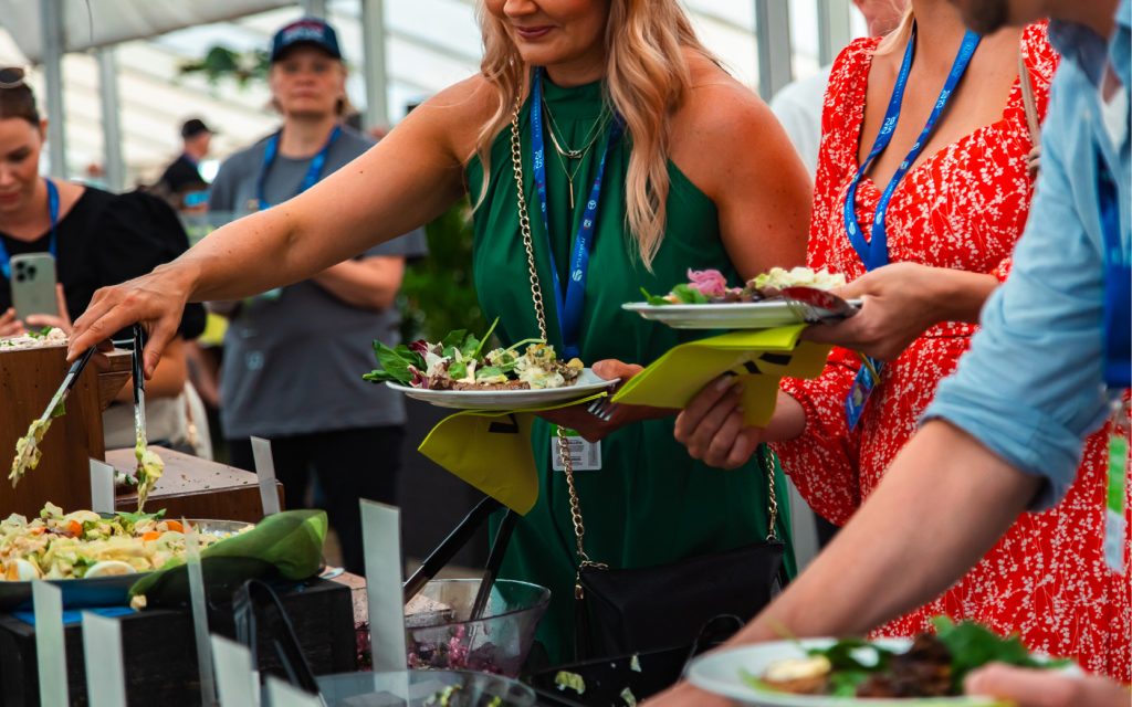 Rallin VIP-lipussa ruoka ei ole sivuroolissa, vaan pääosassa. Huolella rakennettu menu pitää vieraat energisinä ja hyvällä tuulella koko pitkän rallipäivän. Se toimii myös luontevana keskustelunavaajana ja ohjelmanumerona, joka rytmittää tapahtumaa. Kun ruoka ja palvelu ylittävät odotukset, koko elämyksestä jää pysyvä muistijälki. Juuri tämä on se lisäarvo, joka kertoo, mitä Secto Rally Finlandin VIP-lippu todella sisältää.