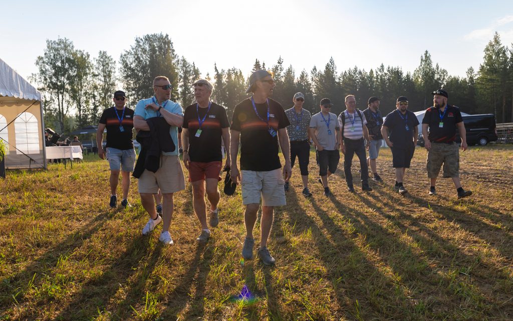 Secto Rally Finlandin virallinen aikataulu on niin tiivis, että kaikkea on mahdotonta nähdä. Sen yrittäminen kostautuu kiireenä, ruuhkina ja väsymyksenä. Avain onnistumiseen onkin valita muutama tarkkaan harkittu elämys – esimerkiksi yksi kaupunkierikoiskoe ja yksi metsäpätkä – ja rakentaa viikonloppu niiden ympärille. Tässä kohtaa laadukas VIP-paketti nousee arvoonsa: se poistaa logistisen stressin ja takaa parhaan mahdollisen kokemuksen.